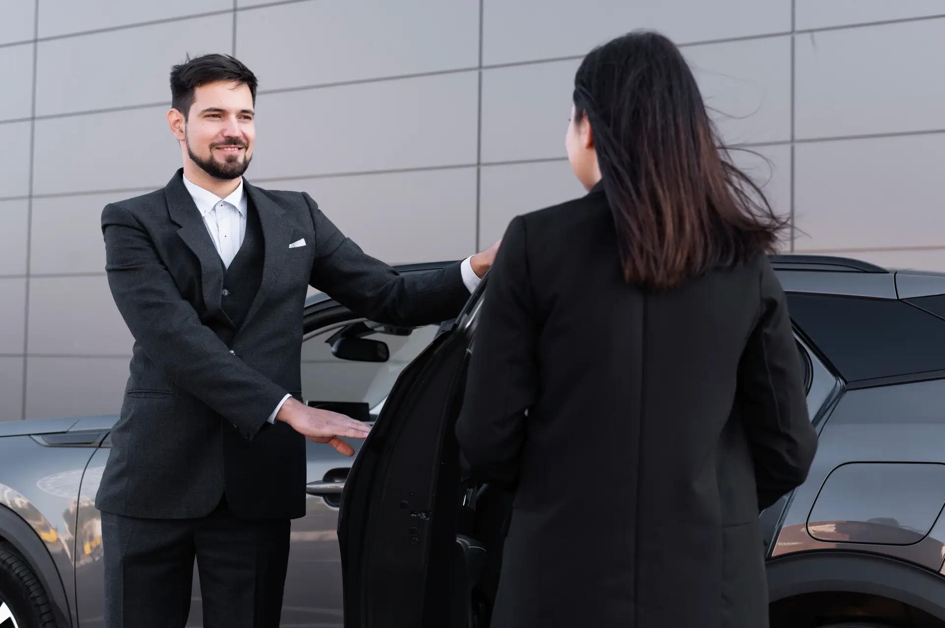 Cultural Nuances in Chauffeur Service: What Clients Expect in Dubai vs. London vs. New York